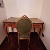 Scrittoio antico con sedia