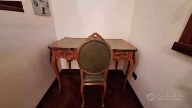 Scrittoio antico con sedia