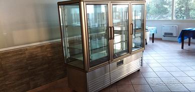 Vetrina refrigerata a tre porte