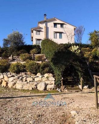 Villa di 320 m² con più di 5 locali e box auto dop