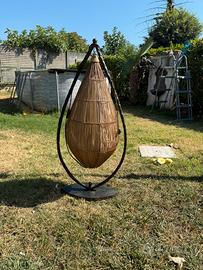 LAMPADA DA TERRA IN FERRO BATTUTO E RATTAN