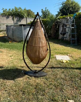 LAMPADA DA TERRA IN FERRO BATTUTO E RATTAN