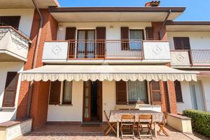 VILLA A SCHIERA A AMBIVERE