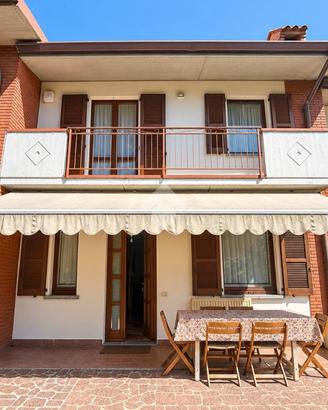 VILLA A SCHIERA A AMBIVERE