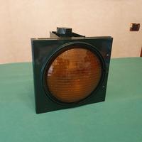 Semaforo lampeggiante giallo