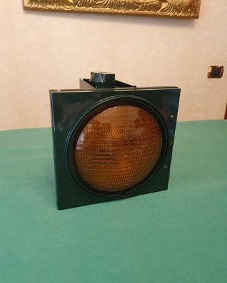 Semaforo lampeggiante giallo