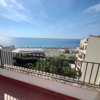 Appartamento panoramico fronte mare con box auto