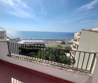 Appartamento panoramico fronte mare con box auto