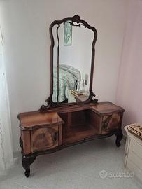 specchiera d'epoca ben tenuta