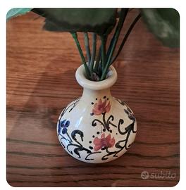 vasino decorativo con fiori, di porcellana 