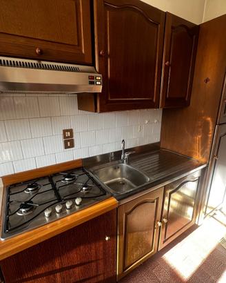 Cucina con elettrodomestici funzionanti
