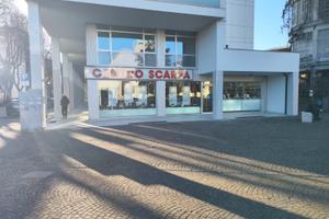 Negozio super vetrinato posizione unica