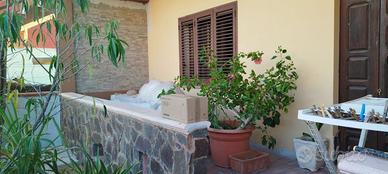 Appartamento ampio trivano al PT con girdino