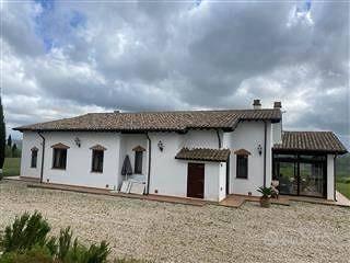 Rustico / Casale di 215 m² con più di 5 locali a T