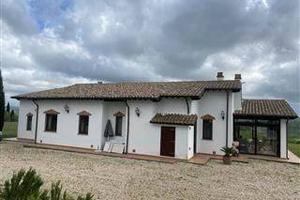 Rustico / Casale di 215 m² con più di 5 locali a T