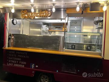 FOOD TRUCK COMPLETAMENTE ATTREZZATO