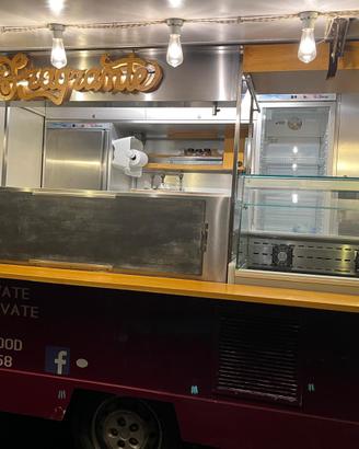 FOOD TRUCK COMPLETAMENTE ATTREZZATO