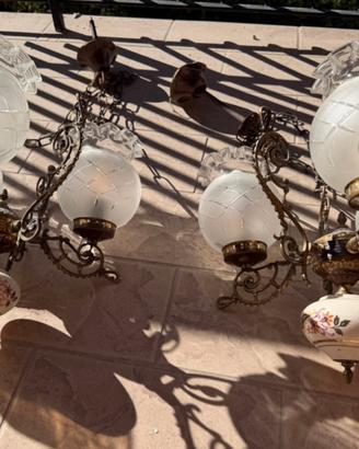 Coppia di lampadari d’epoca in ottone e vetro