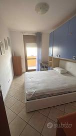 Pomezia, camera con bagno privato in trilocale