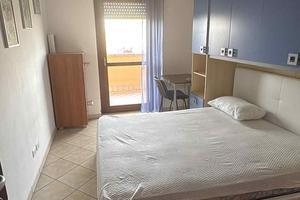 Pomezia, camera con bagno privato in trilocale