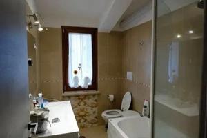 Ampio trilocale Erba con cantina,balcone e garage