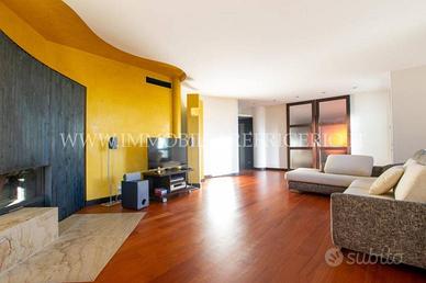 Villa di 300 m² con più di 5 locali e box auto dop