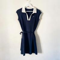 Abito polo Lacoste blu e bianco con cintura