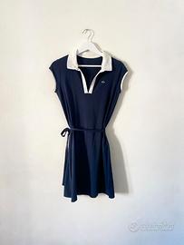 Abito polo Lacoste blu e bianco con cintura