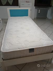 Letto singolo con materasso e rete a doghe