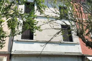 Giovanile soluzione nel cuore del paese