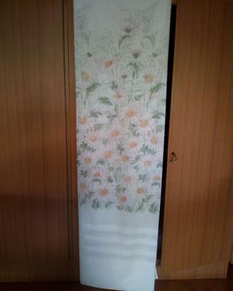 Tenda finita con fettuccia e ganci. Motivo floreal