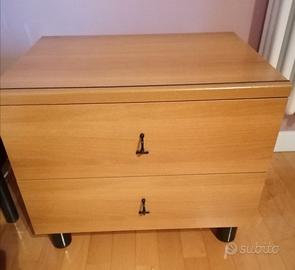 Comodino in trucciolare pressato.