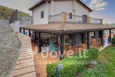 Villa di 350 m² con più di 5 locali e posto auto a