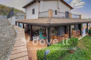 Villa di 350 m² con più di 5 locali e posto auto a