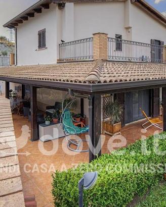 Villa di 350 m² con più di 5 locali e posto auto a