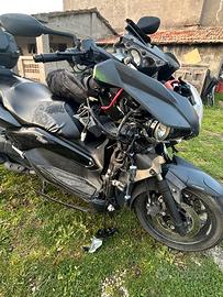 Xmax 400 iron max incidentato