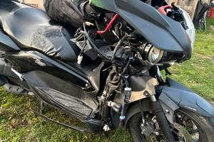 Xmax 400 iron max incidentato