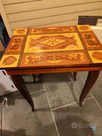 Tavolino con carillon anni '60 in legno intarsiato