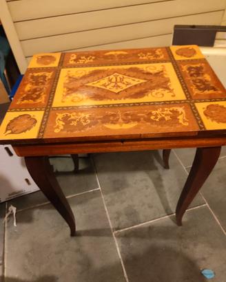 Tavolino con carillon anni '60 in legno intarsiato