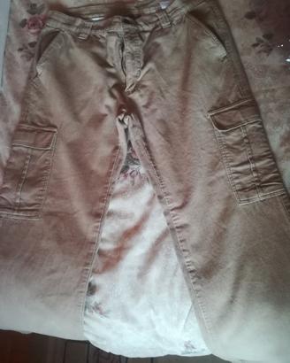 Pantaloni con tasconi laterali