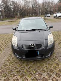 Toyota yaris 1.0 benz.