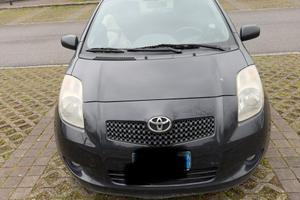 Toyota yaris 1.0 benz.