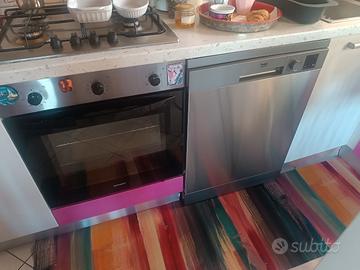 cucina con elettrodomestici 