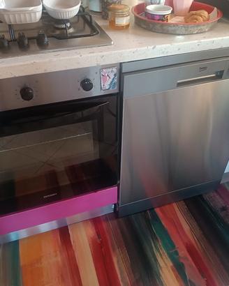 cucina con elettrodomestici 