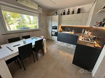 Villetta a schiera in contesto tranquillo