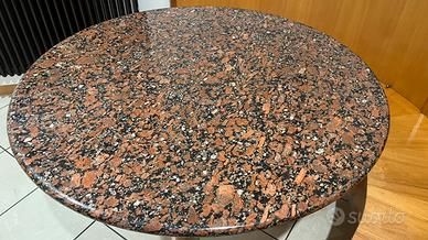 Tavolo tondo in marmo con struttura e panca curva