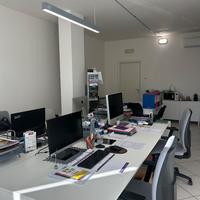 Arredo ufficio completo: tavoli, sedie e scaffali