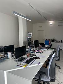 Arredo ufficio completo: tavoli, sedie e scaffali