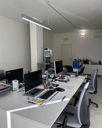 Arredo ufficio completo: tavoli, sedie e scaffali