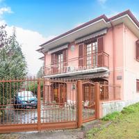 VILLA LIBERA SU TRE LATI CON GIARDINO!!